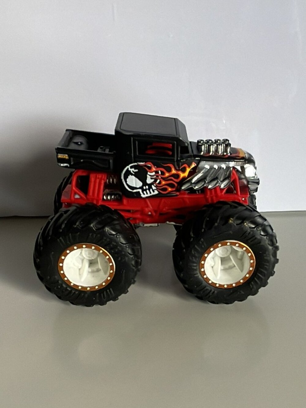 *♪ Hot Wheels Bone Shaker Monster Jam Truck 1:64 Diecast Skull Flame *♪